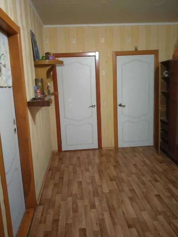 Срочно продам 3 комнатную с квадратным холлом на Роганском жилмассиве.