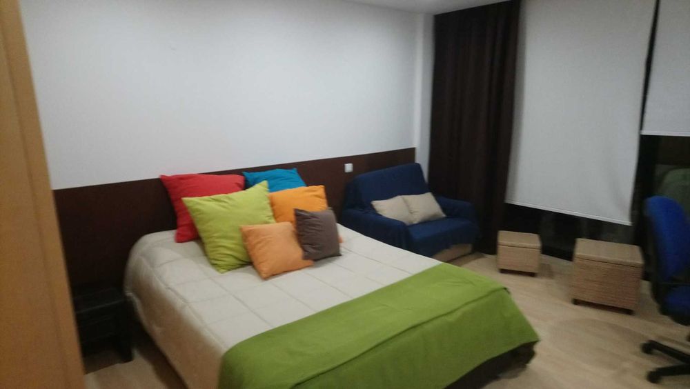 Arrenda-se T0 mobilado, lugar de garagem, junto Universidade, Aveiro