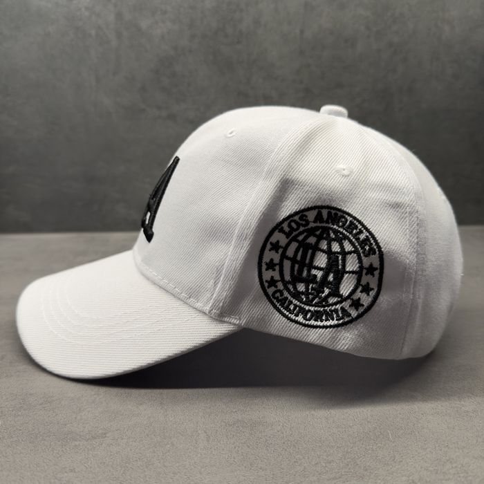 Biała czapka z daszkiem LA – modna, uniseks, nowa