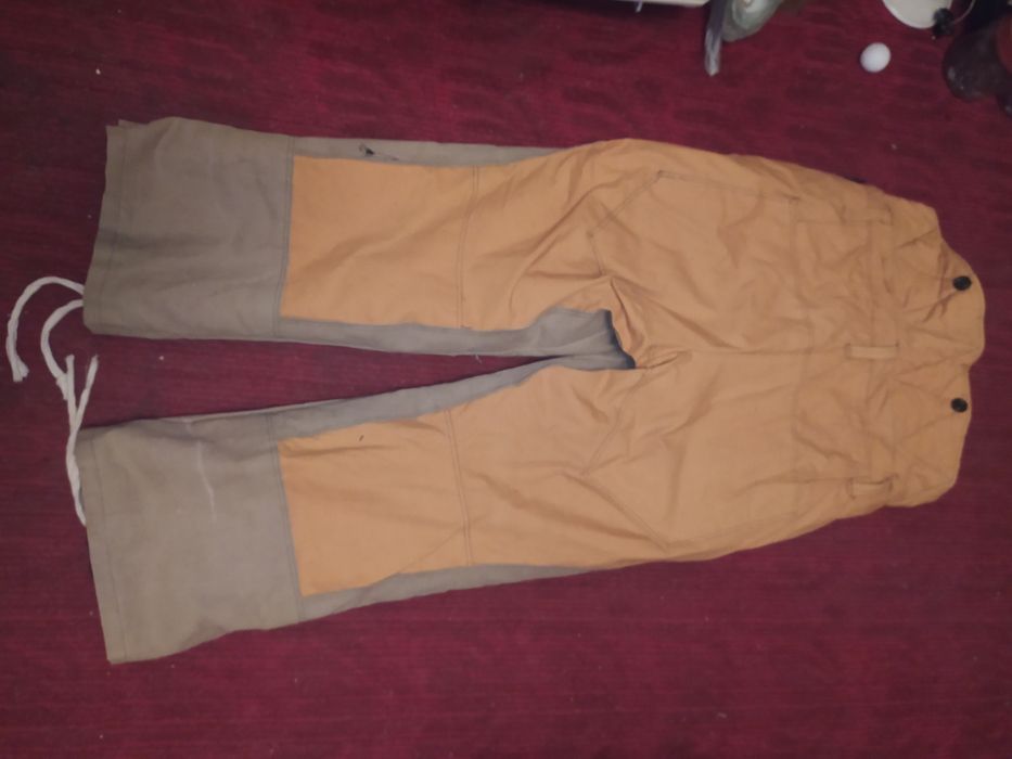 Одежда для рыбалки и штаны сварщика.