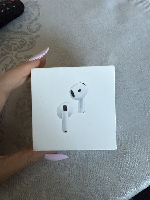 AirPods 4 z redukcją hałasu