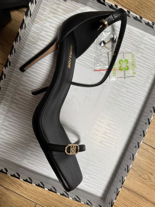 Сандалі жіночі 39 розміру