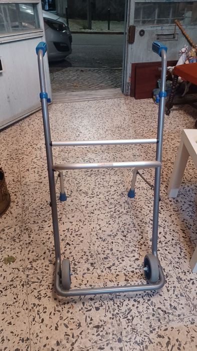 Andarilho abre e fecha com rodas