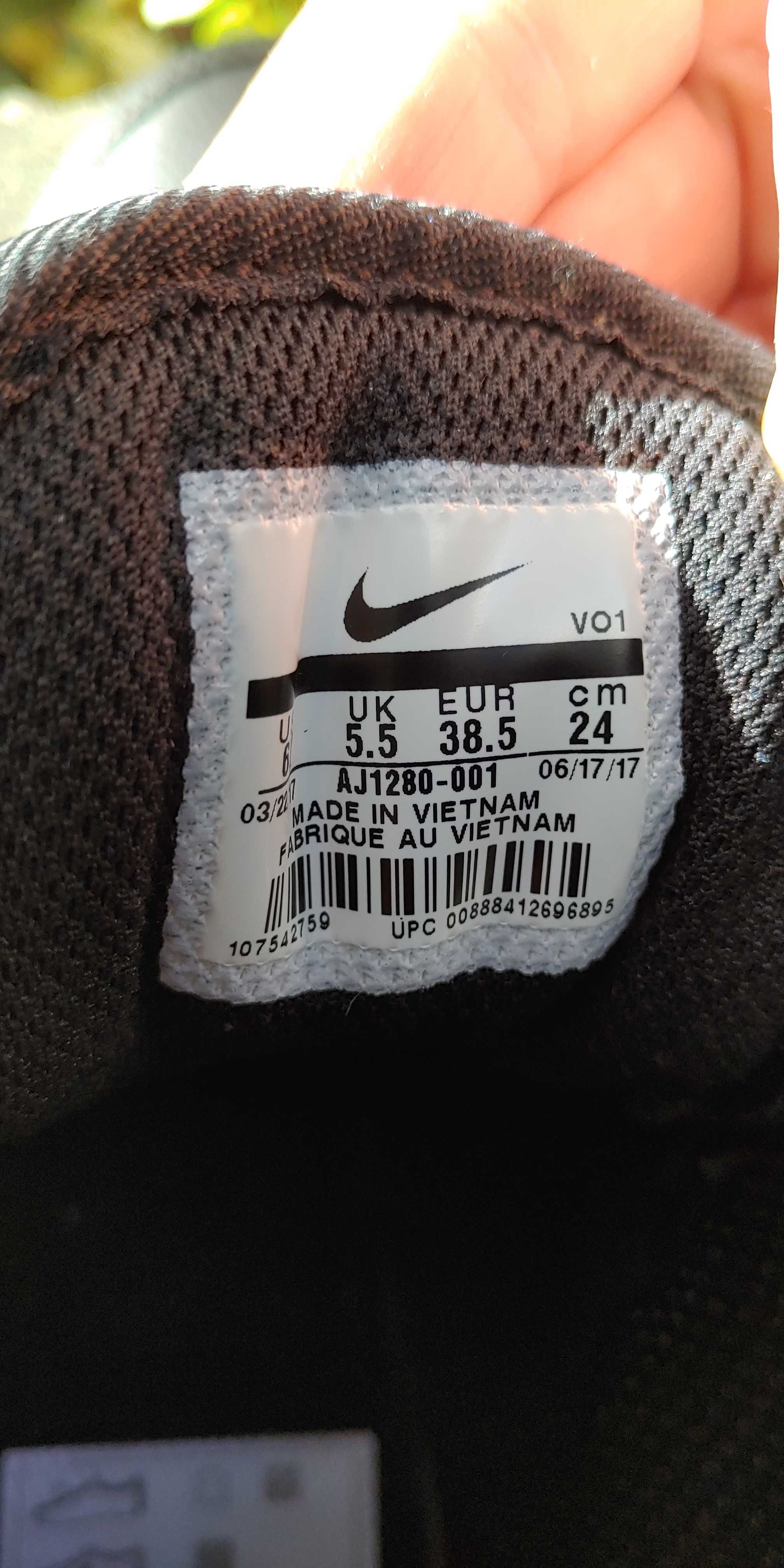 Buty Nike 38,5 wysokie używane przez tydzień! Długość wkładki 24 cm.