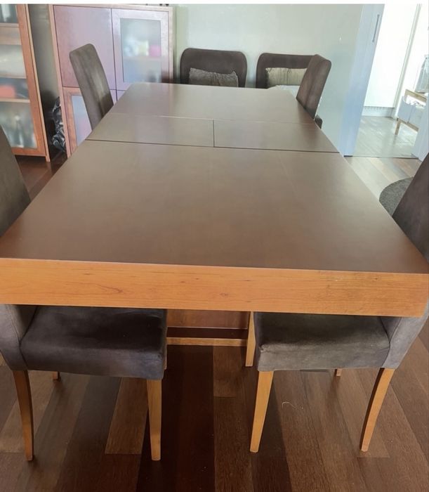 Mesa de sala de jantar, 4 cadeiras e movel de apoio