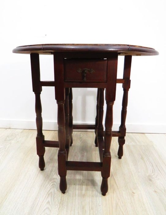 Mesinha baixa com abas.