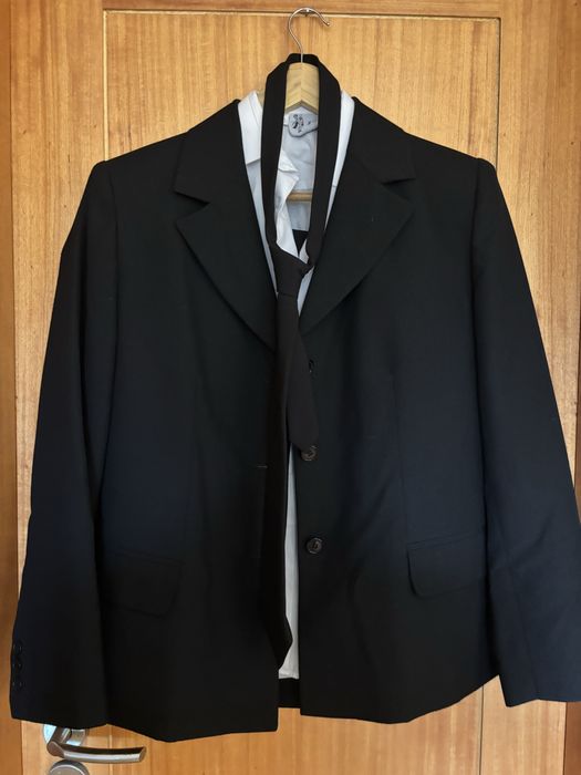 Traje Academico feminino: casaco, saia, camisa, gravata