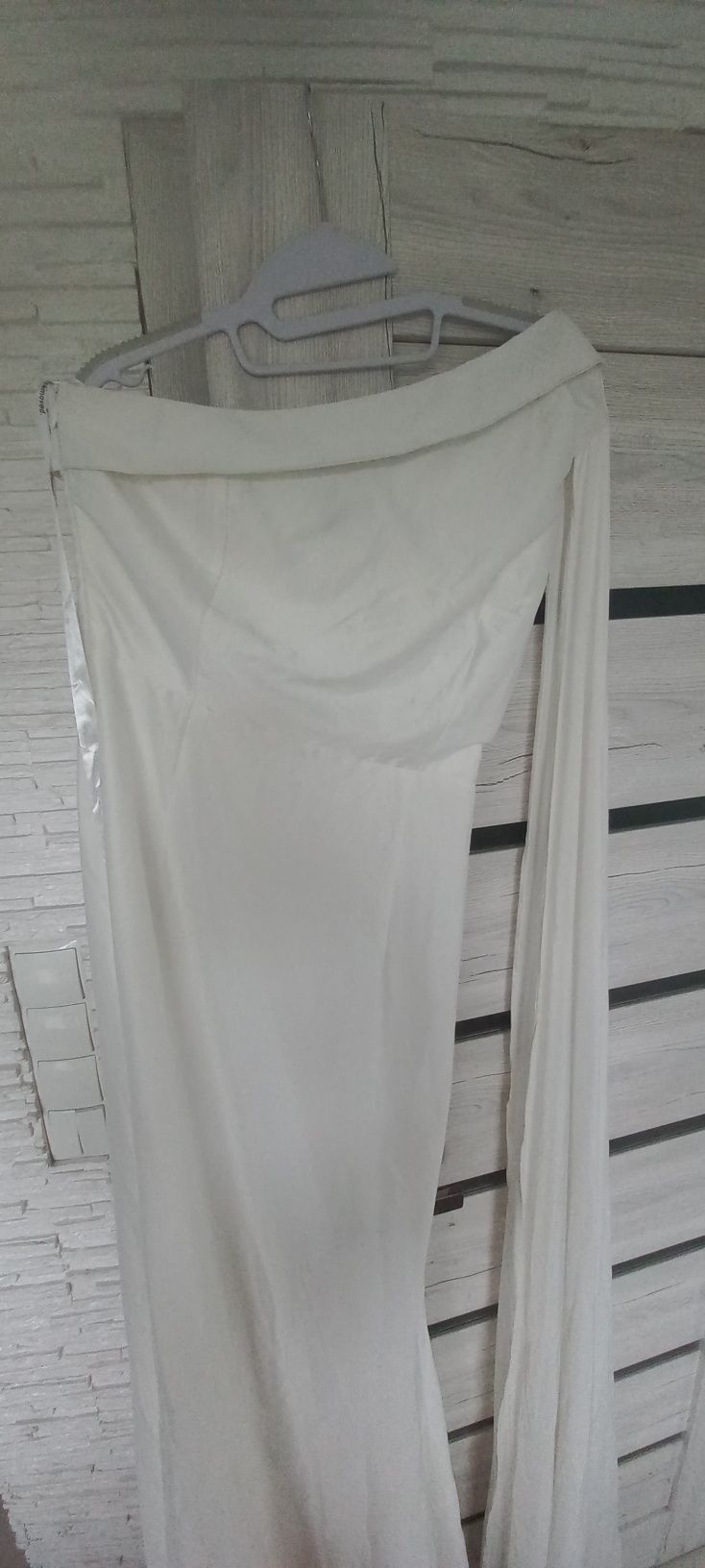 Biała suknia maxi