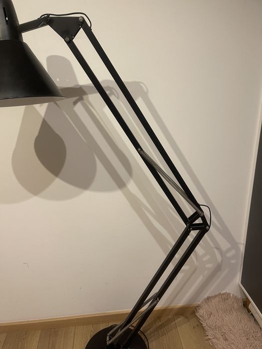 Solidna, stalowa, ciezka lampa stojaca czarna