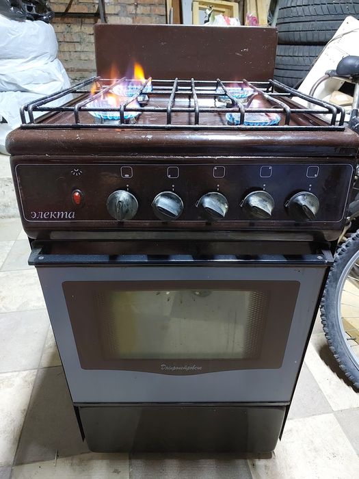 Газовая плита с газовой духовкой.