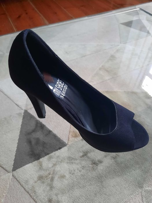 Sapatos pretos de salto alto novos, mas vintage