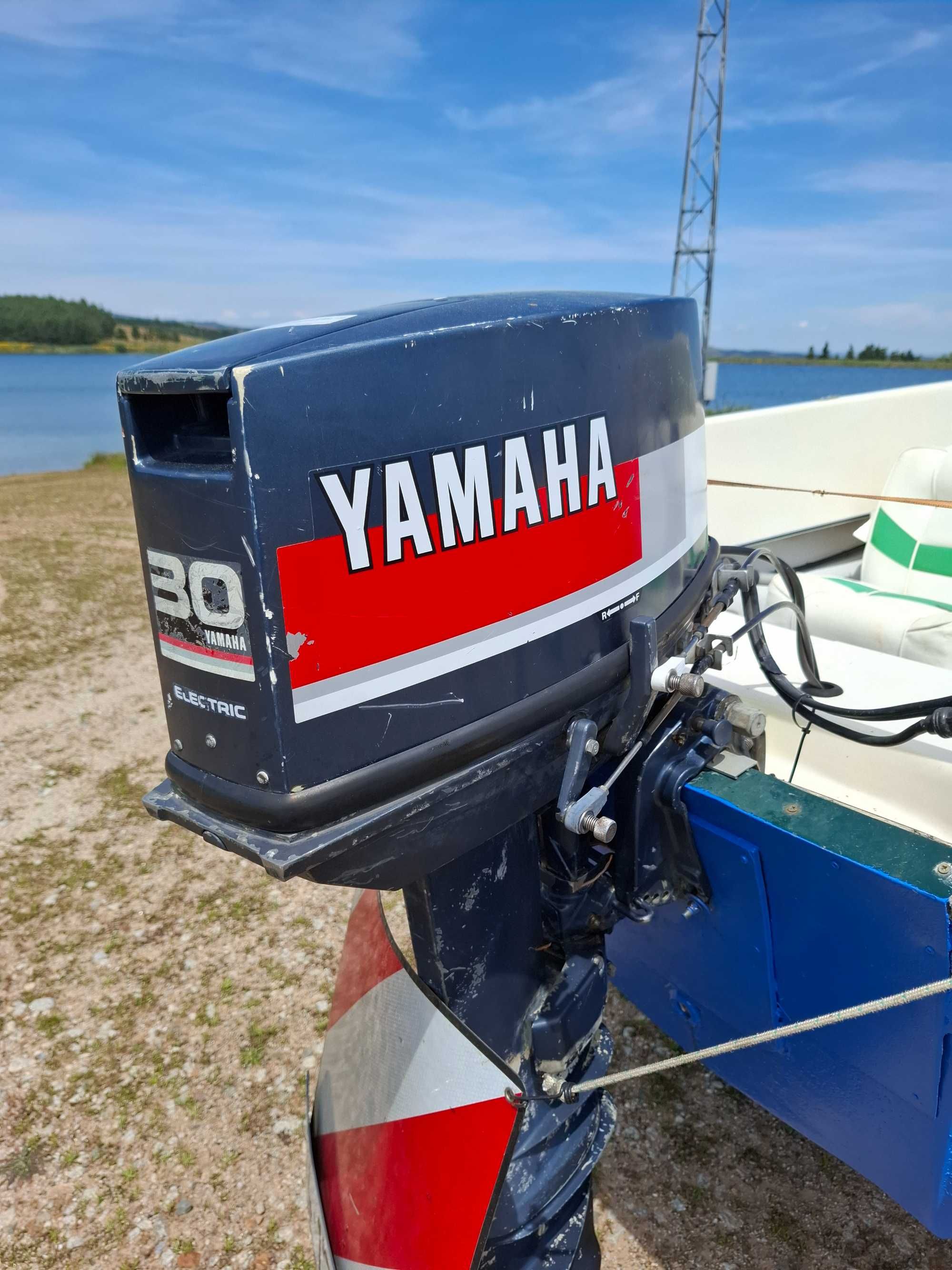 Barco ou lancha .