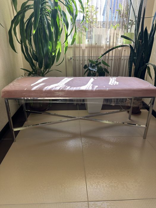 Лава з хромованими ніжками