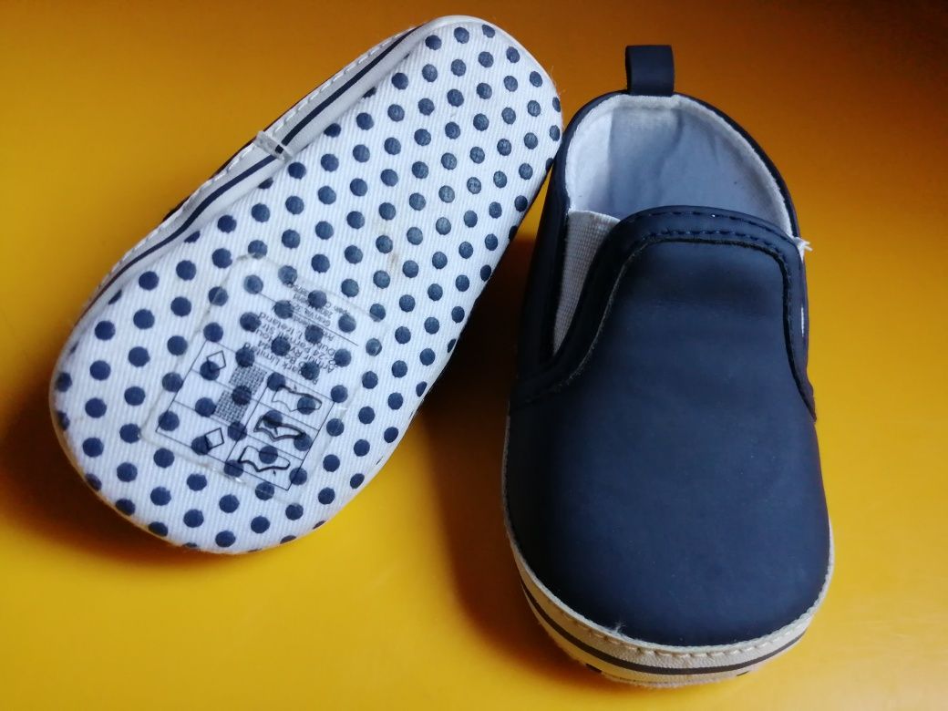 Sapatos/pantufas bebé 9/12 meses. Cada par 2,50€.