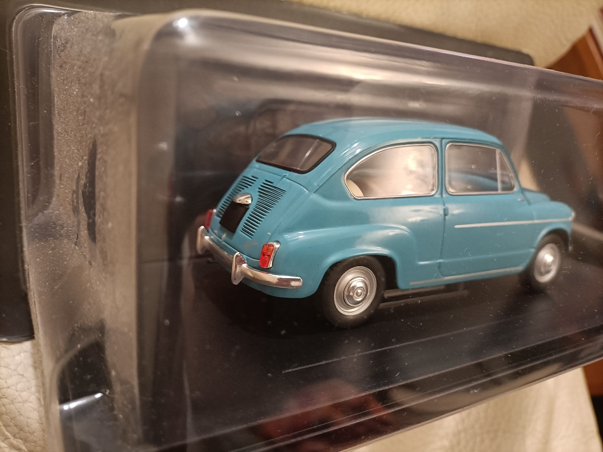 Miniatura Fiat 600 1/24 Nova e Selada