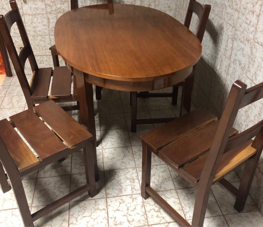 Mesa e 5 cadeiras em madeira