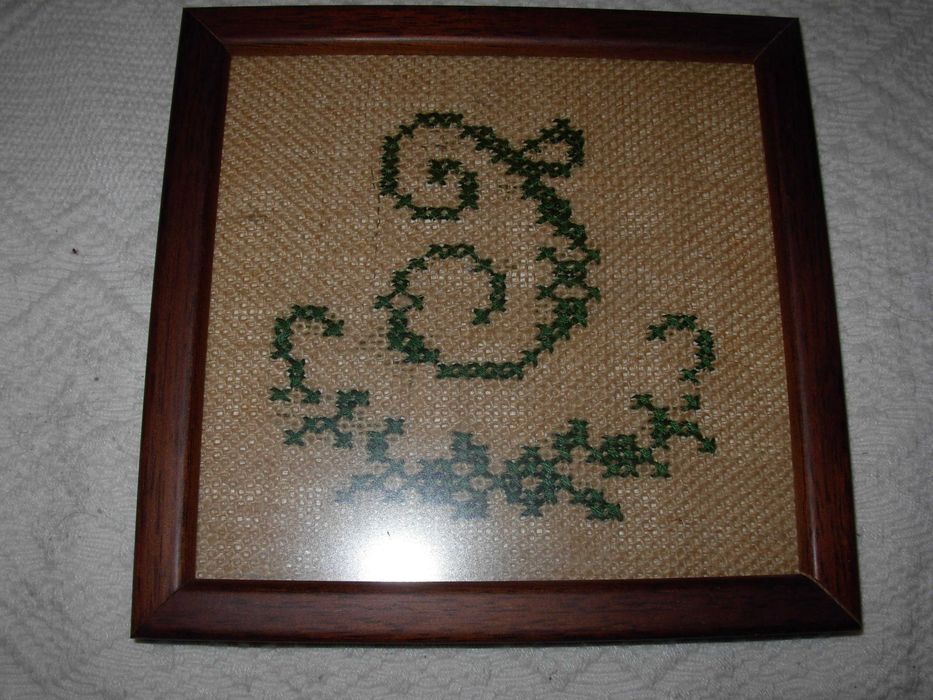 Quadro com bordado da letra J