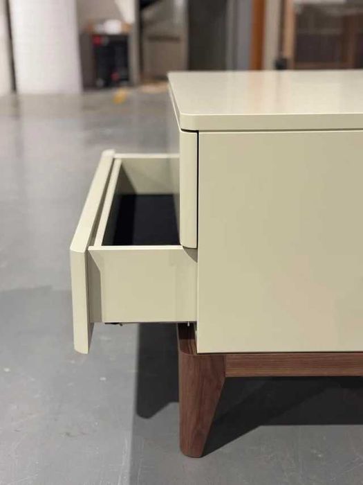 Mesinha de cabeceira lacada