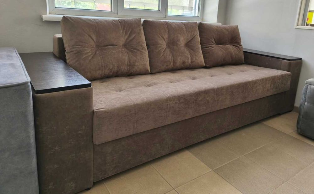 Диван для спання з нішами в бильцях