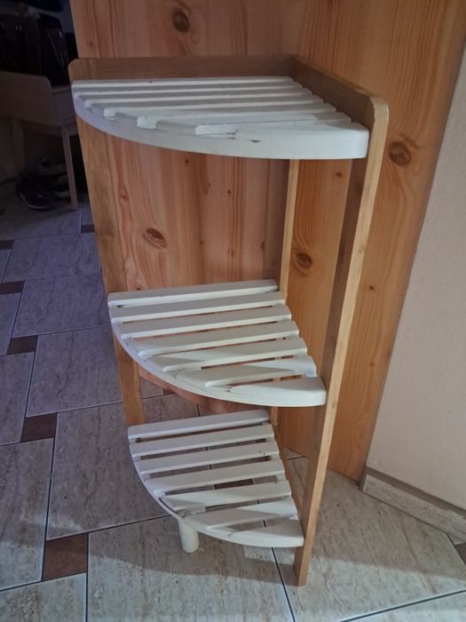 Regal narożny na ksiazki kwiaty