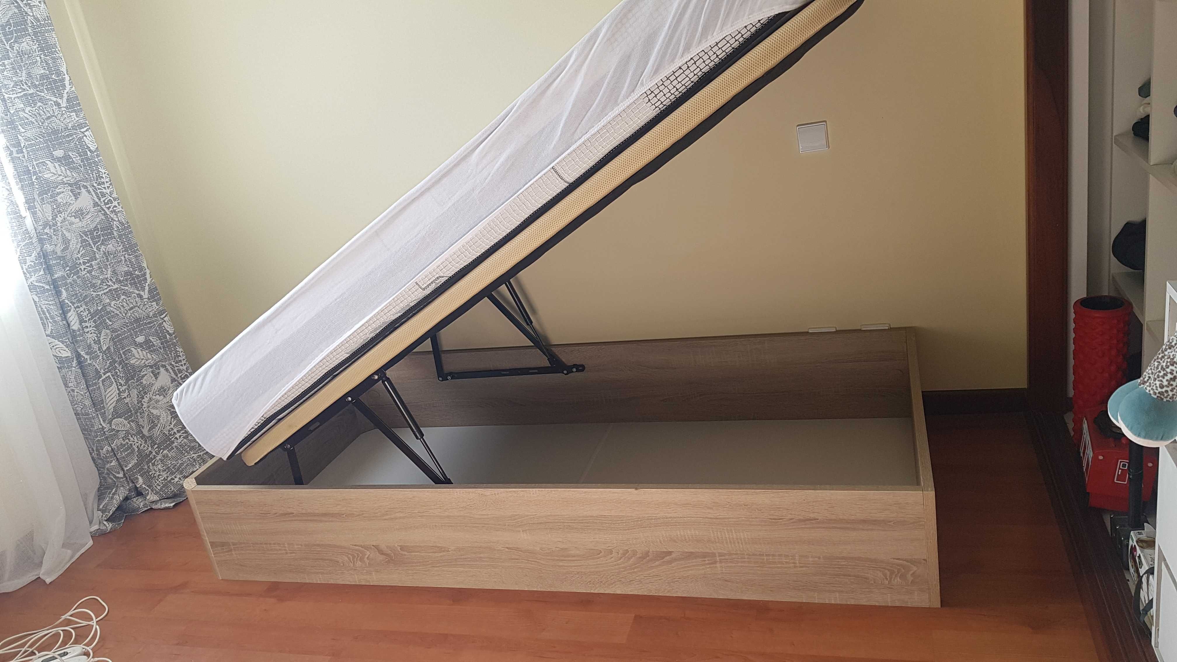 Somier 190×90 com arrumação e colchão.