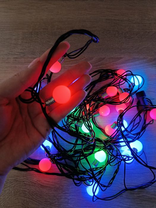 Вулична світлодіодна гірлянда з кольоровими кульками