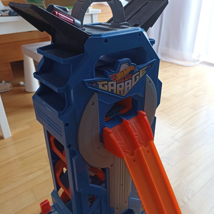 Mega garage Hot Wheels - wyrzutnia i tor samochodowy