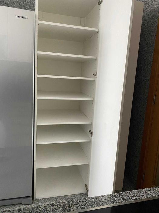 2 Armários altos c/prateleiras, brancos