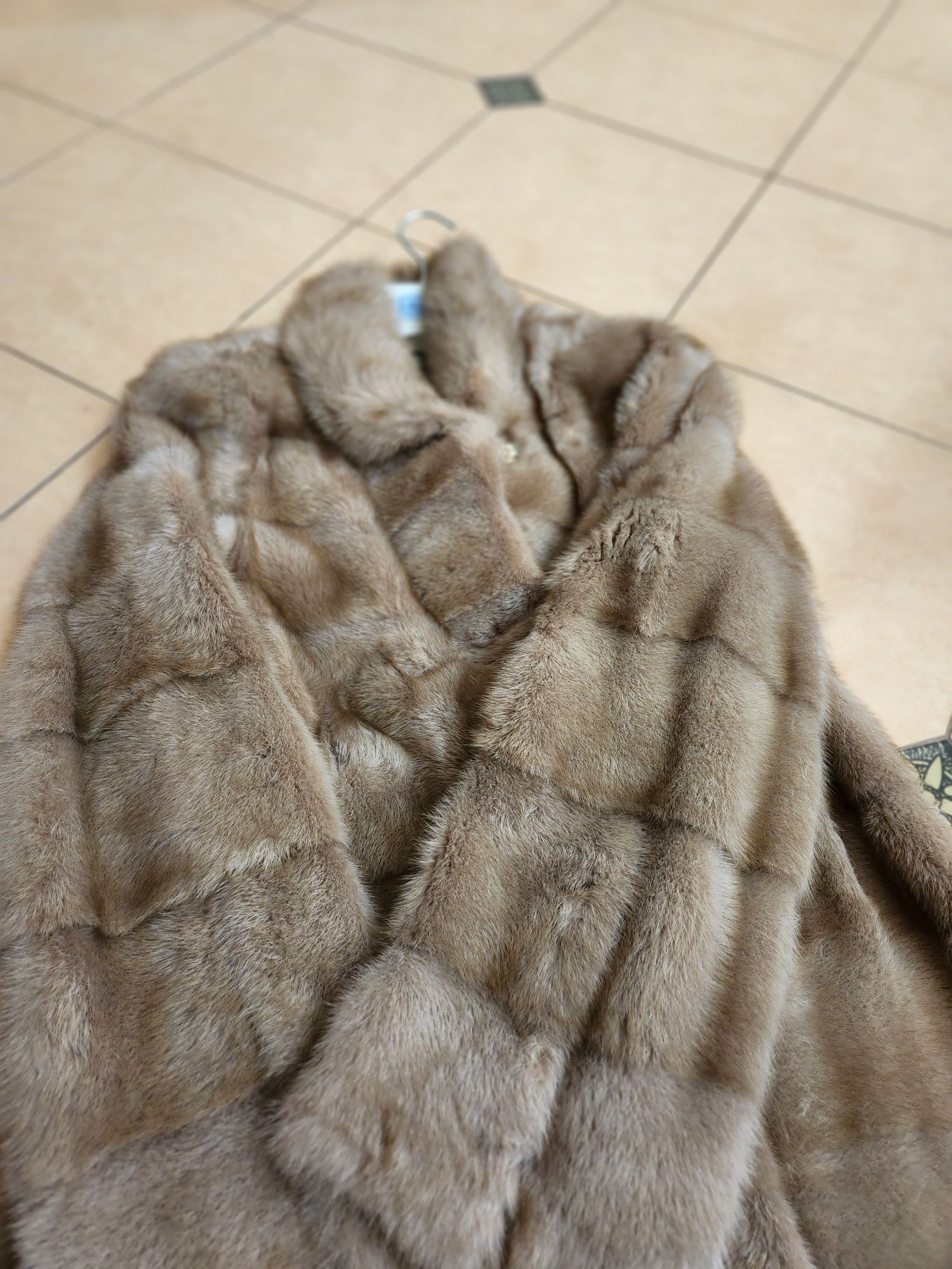 Норковая шуба.цвет песочный.90 см.носила очень мало