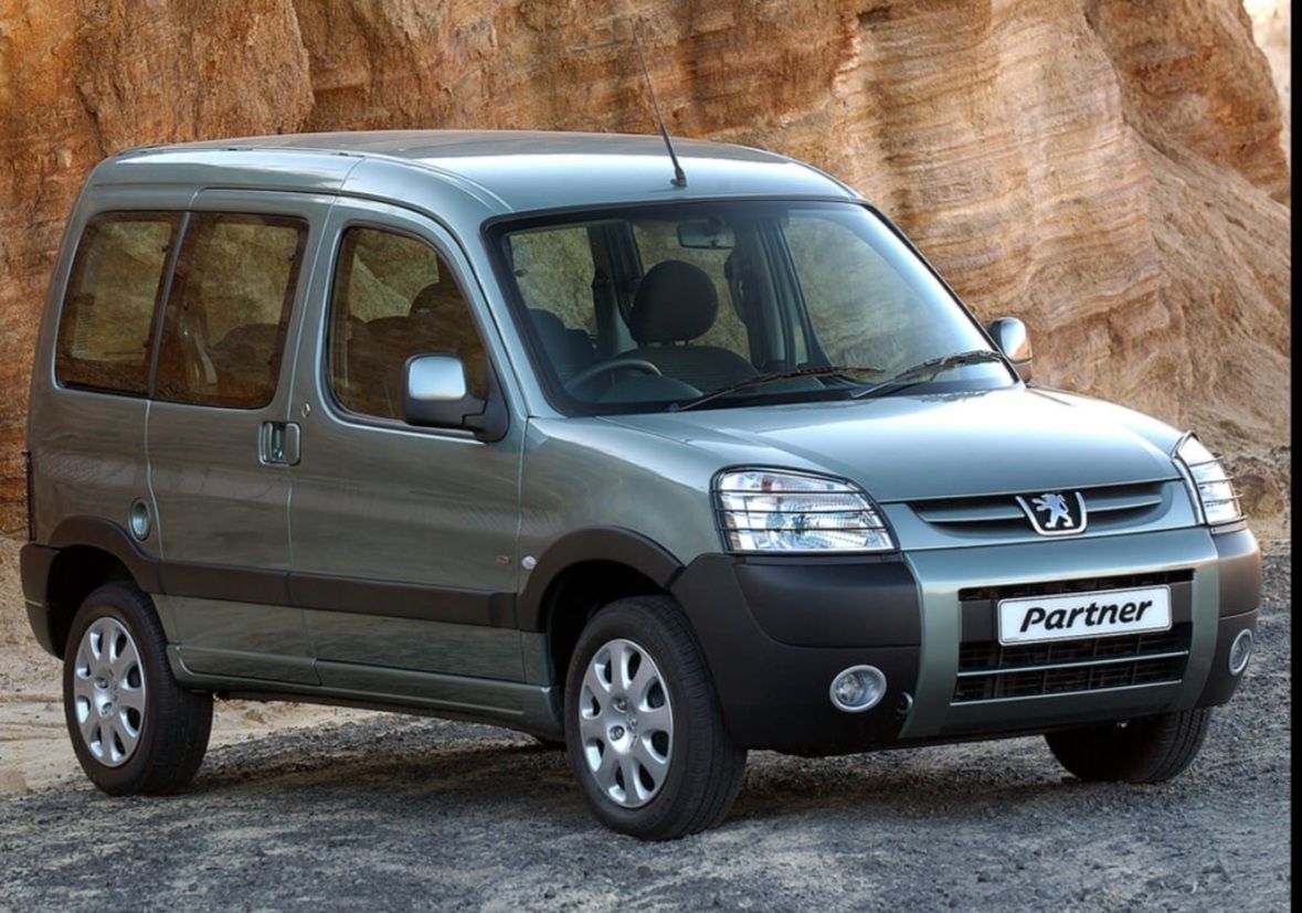 Citroen Berlingo Pegout Partner ліве бокове скло.