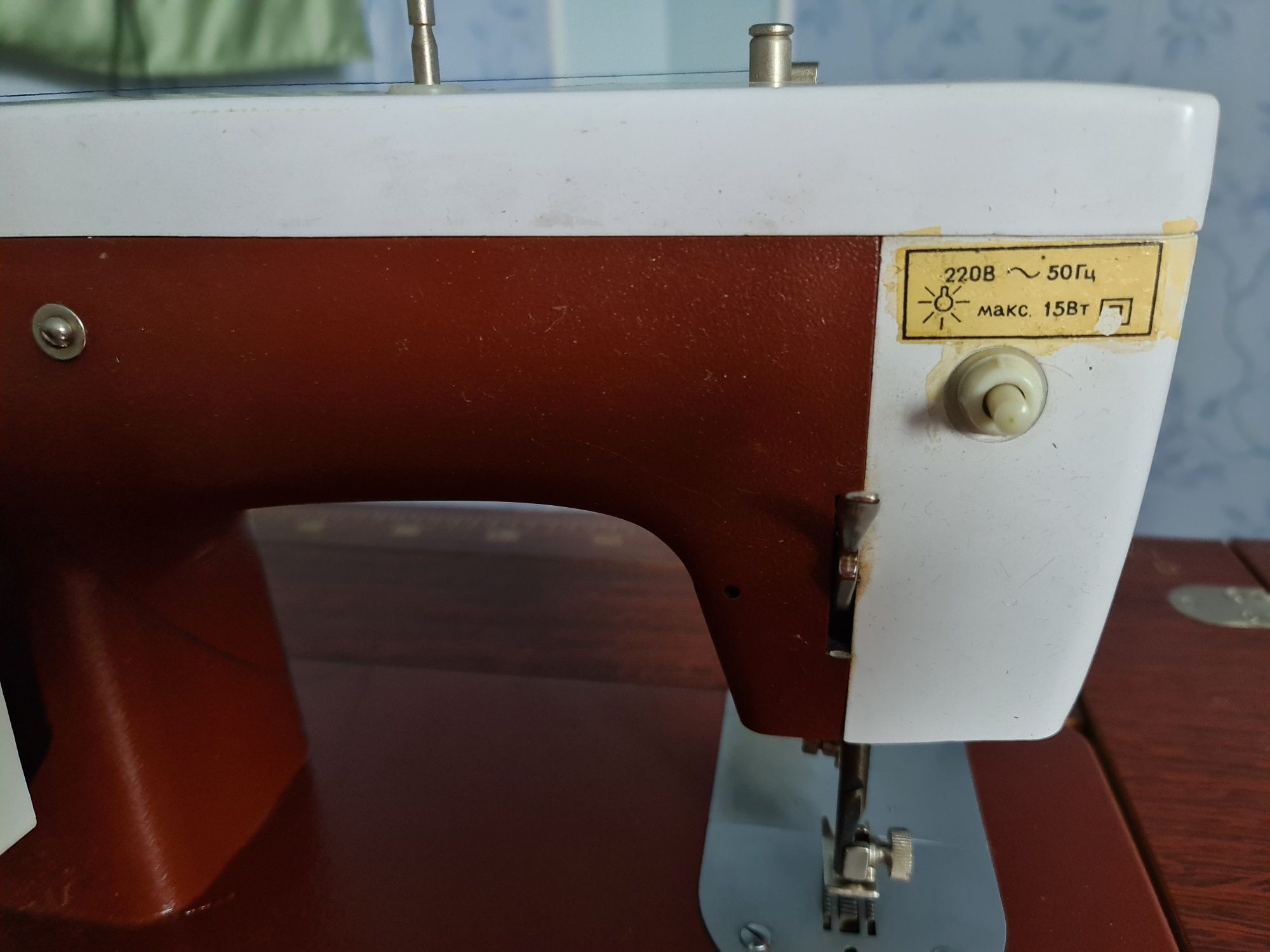 Швейная машинка Чайка 142м с ножным электроприводом
