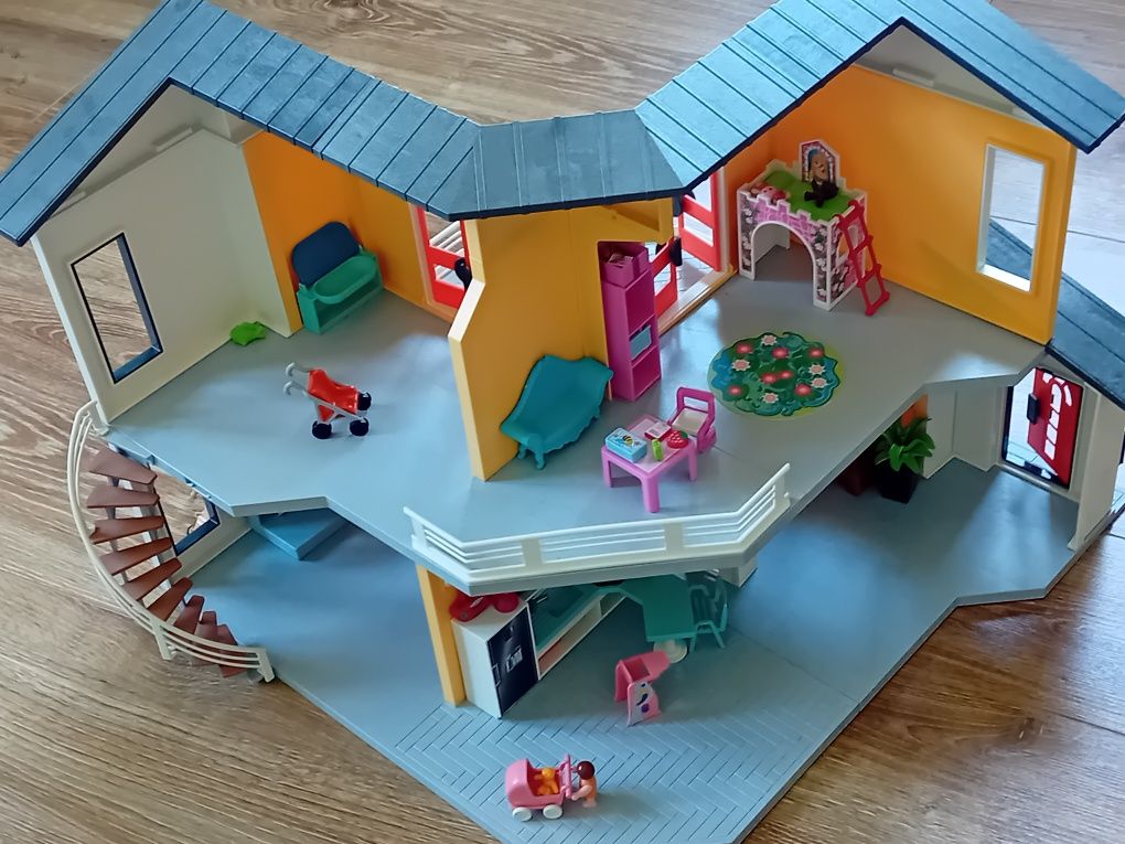 Dwa domki Playmobil +Rodzina Hauser i akcesoria