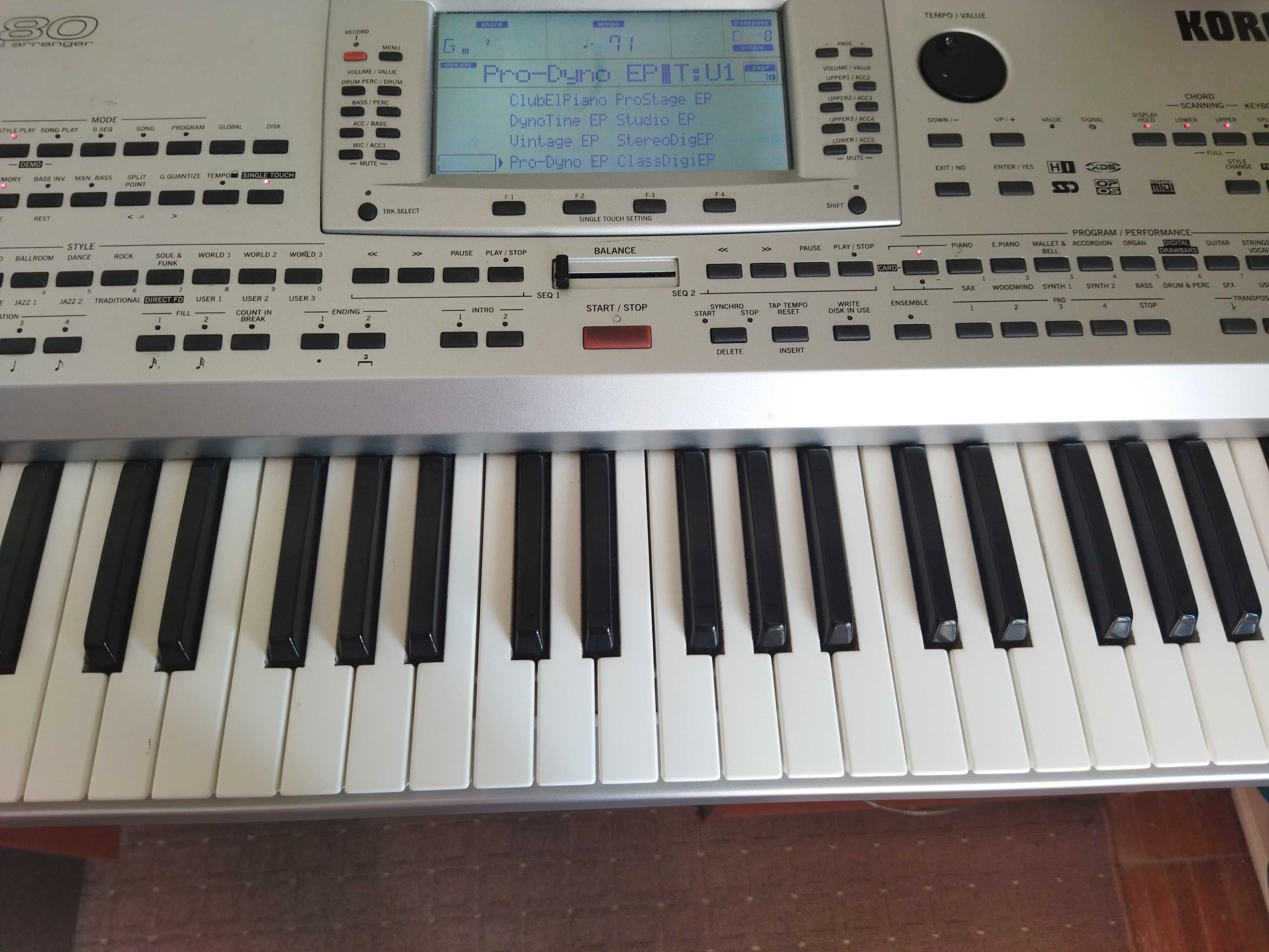 Синтезатор KORG Pa 80