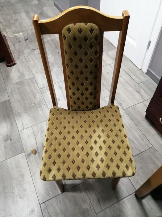 Sprzedam krzesła drewniane.