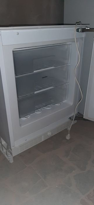 Морозилка камера малинькая