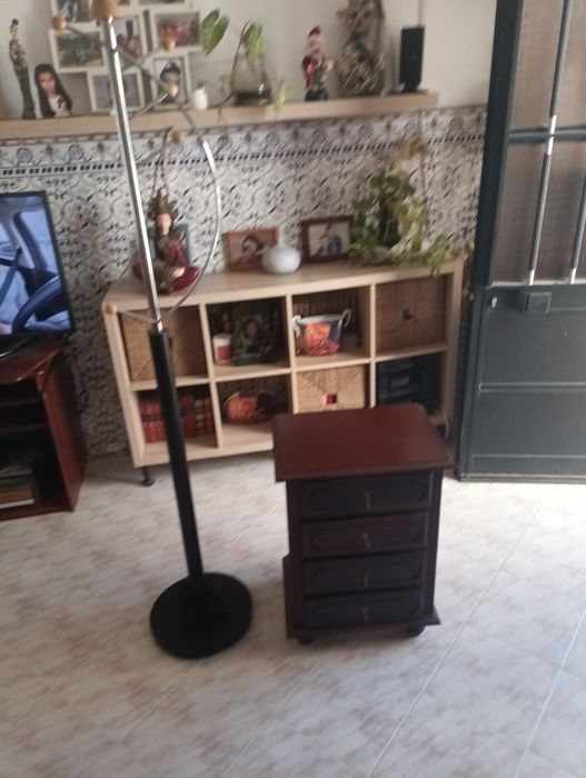 Bengaleiro e mesa de cabeceira
