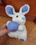 Coelho branco e azul de peluche