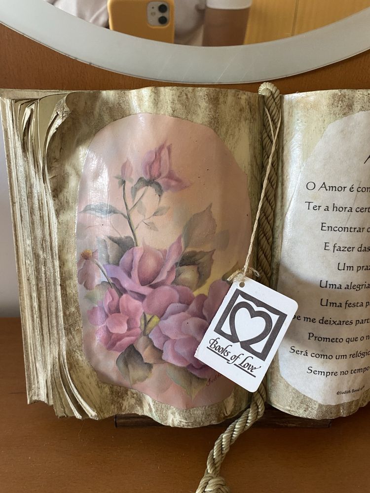 Livro decorativo com suporte