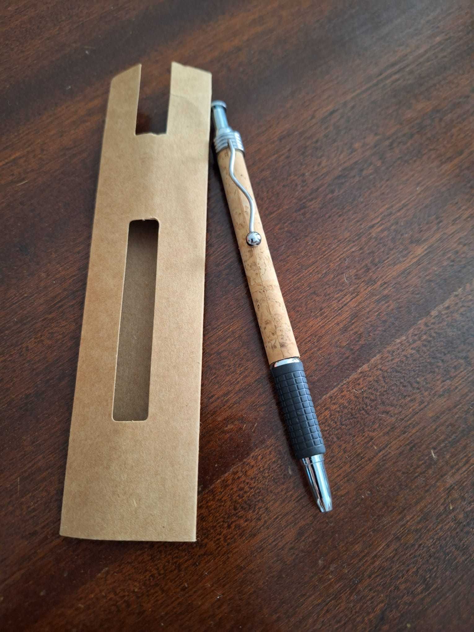 caneta com bolsa em cortica e papel reciclado