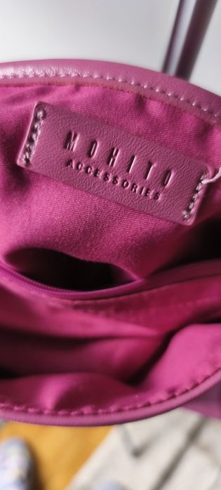 Fioletowa torebka na łańcuchu