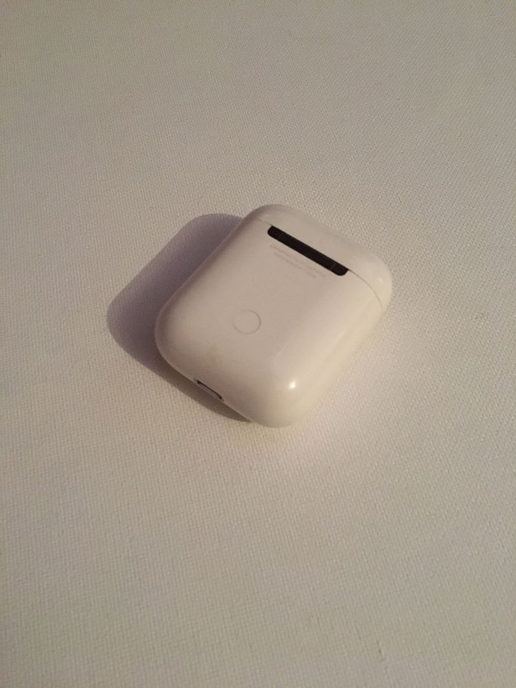 Зарядный кейс Apple AirPods