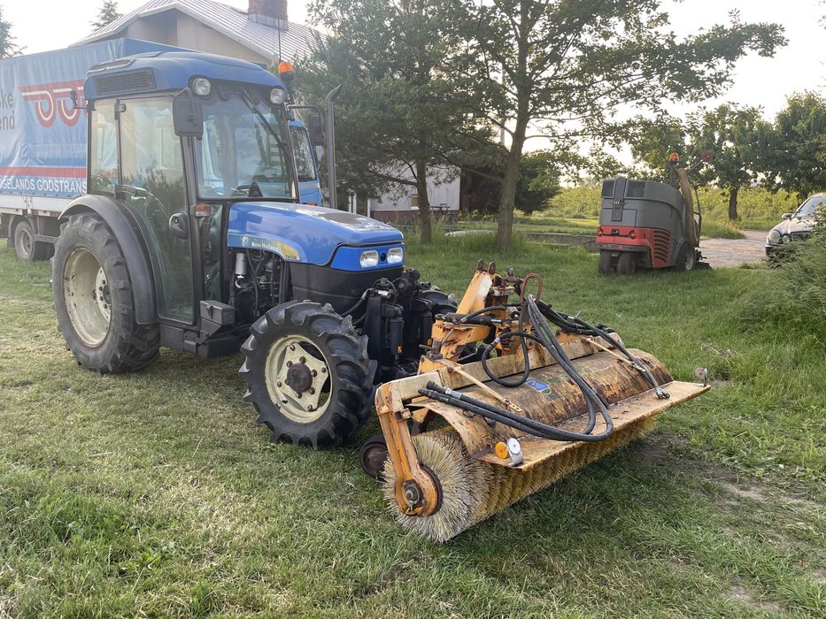 Sadownik ciągnik New Holland TN 75 NA ze szczotka + TUZ