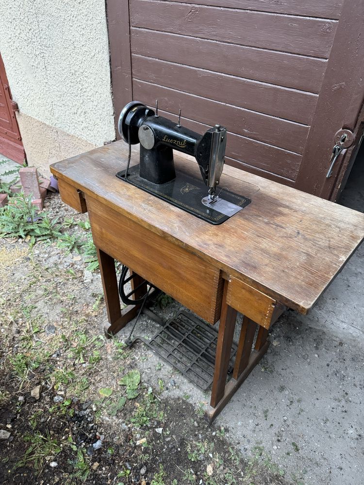 Maszyna do szycia Łucznik z szafką – PRL, retro, vintage
