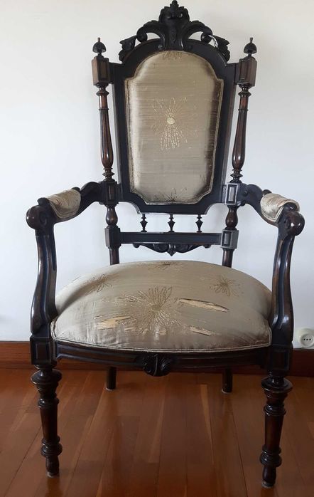 Cadeirões antigos em Pau Santo