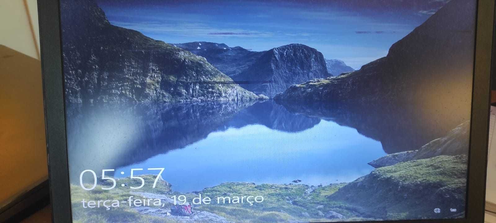 Portátil p/ trabalho e estudo com pequeno detalhe no Ecrã - 80 euros