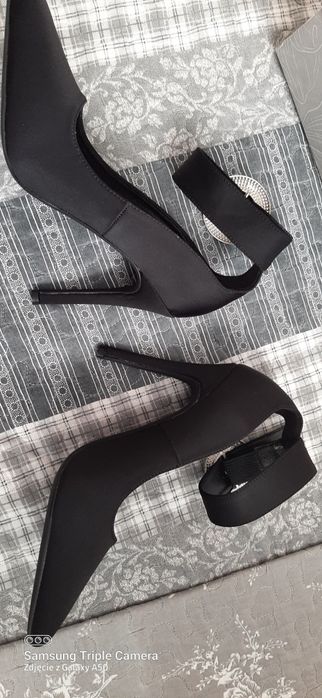 Czarne szpilki z ozdobną sprzączką 37