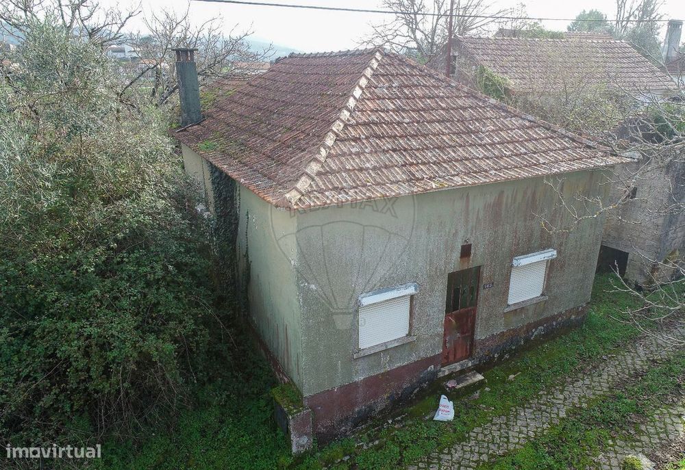 Moradia térrea para reabilitar em Chão de Couce