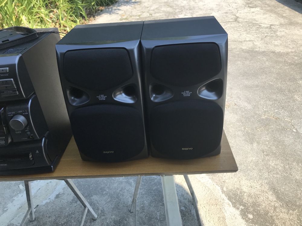 Aparelagem de musica  sao dois vendo no comjunto um sony e outro  tens