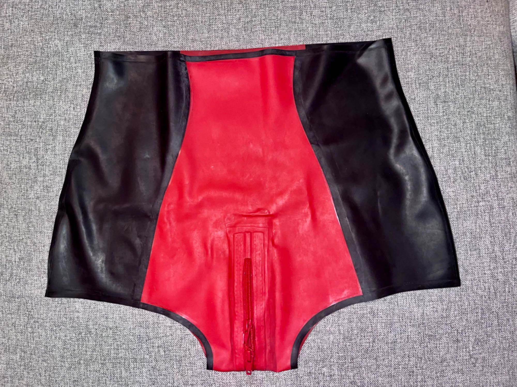 783/ Latex lateks 0.4 mm czerwono czarne szorty spodenki zamki L/XL