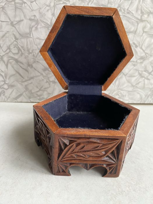 Шкатулка деревянная резьба по дереву